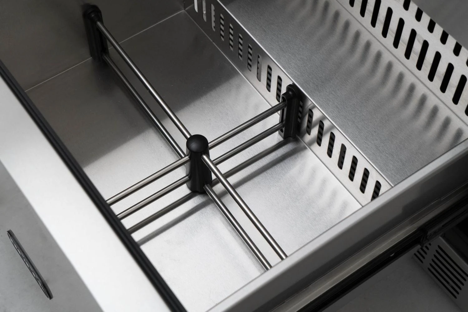 BULL Premium Outdoor Schubladen-Kühlschrank Mit LED Kontrollpanel, IPX4 Spritzwassergeschützt 5 BULL Premium Outdoor Schubladen-Kühlschrank Mit LED Kontrollpanel, IPX4 Spritzwassergeschützt – Bild 5