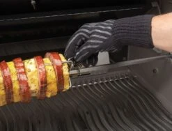Napoleon BBQ Grillhandschuh Aramid Mit Silikon (1 Stück) -Party-Bbq 62145 grilling gloves in use napoleon grills 1