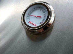 BULL Diablo - Gasgrill Mit Infrarot Backburner Und Rotisserie 11 BULL Diablo - Gasgrill Mit Infrarot Backburner Und Rotisserie -Party-Bbq Bull Diablo Grillstation Thermometer Detail 62648CEBU Stand