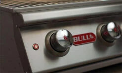 BULL Diablo - Gasgrill Mit Infrarot Backburner Und Rotisserie 15 BULL Diablo - Gasgrill Mit Infrarot Backburner Und Rotisserie -Party-Bbq Bull Diablo Standgeraet Bedienknoepfe 6248CEBU Stand