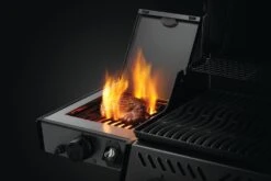 Napoleon Freestyle 425 Gasgrill, Graphit - Mit Sizzle Zone - X-DEAL Inkl. Grillplatte Und Plancha Tool-Set -Party-Bbq Freestyle F365 F425 Detail IR SideBurner Steak 1