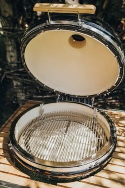 Monolith Grill LeCHEF BBQ GURU - PRO-Serie 2.0 Schwarz - MIT Gestell Und Seitentischen - Inkl. DynaQ Controller Set -Party-Bbq Monolith Le Chef Deckel offen Keramikgrill 1