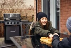 Napoleon Freestyle 425 Gasgrill, Graphit - Mit Sizzle Zone - Modell 2023 -Party-Bbq Napoleon Freestyle 425 SIB Lifestyle Balkon