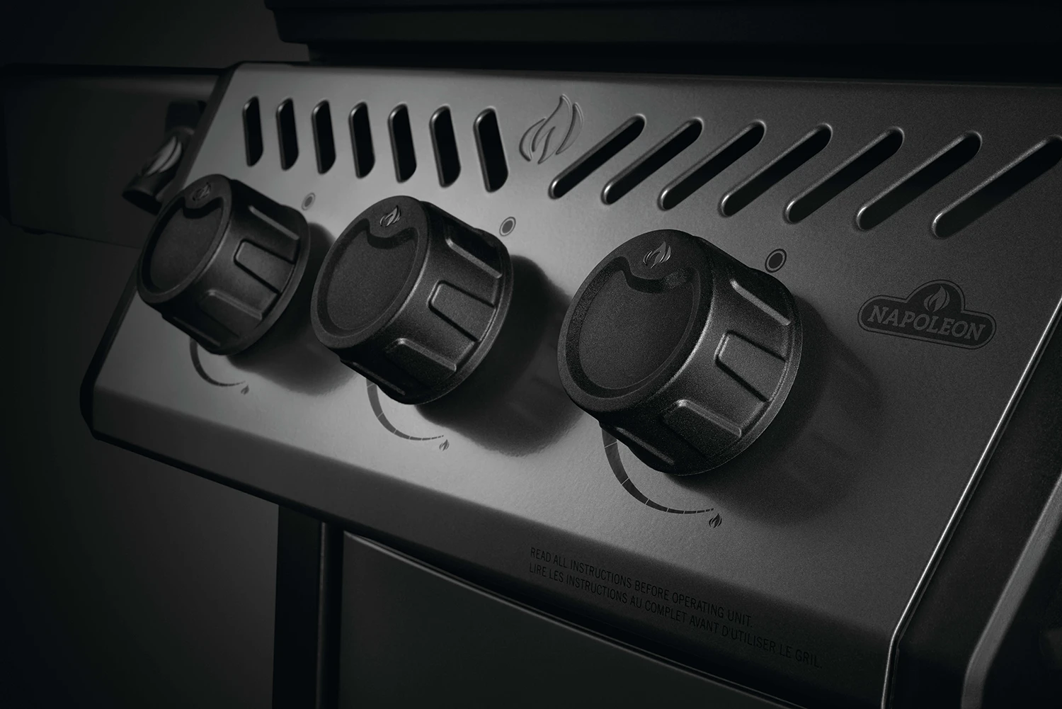 Napoleon Freestyle 365 Gasgrill, Graphit - Mit Seitenbrenner - Modell 2023 - X-DEAL Inkl. Abdeckhaube Und Gussplatte 7 Napoleon Freestyle 365 Gasgrill, Graphit - Mit Seitenbrenner - Modell 2023 - X-DEAL Inkl. Abdeckhaube Und Gussplatte – Bild 7