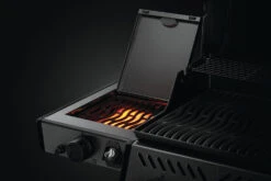 Napoleon Freestyle 365 Gasgrill, Graphit - Mit Sizzle Zone - Modell 2023 - X-DEAL Inkl. Drehspiess -Party-Bbq Napoleon Freestyle Sizzle Zone Infrarotbrenner Seitenablage