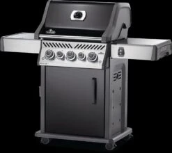 Napoleon Rogue SE 425 Gasgrill, Schwarz Mit Gussrosten - Hero Modell 2023 Inkl. Drehspieß - SMART Deal Inkl. Grillfürst Grill Control 23 Napoleon Rogue SE 425 Gasgrill, Schwarz Mit Gussrosten - Hero Modell 2023 Inkl. Drehspieß - SMART Deal Inkl. Grillfürst Grill Control -Party-Bbq Napoleon Gasgrill RSE425 Hero Drehregler beleuchtet