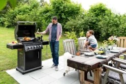 Napoleon Rogue 425 Gasgrill - All Black - Mit Seitenbrenner - Hero Modell 2023 Mit Heckbrenner Inkl. Drehspieß, Abdeckhaube Und Grillplatte -Party-Bbq Napoleon Gasgrill Rogue 425 Hero Lifestyle 01 2