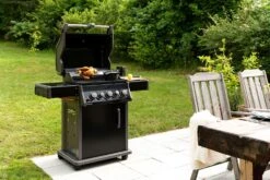 Napoleon Rogue 425 Gasgrill - All Black - Mit Seitenbrenner - Hero Modell 2023 Mit Heckbrenner Inkl. Drehspieß Und Abdeckhaube 36 Napoleon Rogue 425 Gasgrill - All Black - Mit Seitenbrenner - Hero Modell 2023 Mit Heckbrenner Inkl. Drehspieß Und Abdeckhaube -Party-Bbq Napoleon Gasgrill Rogue 425 Hero Lifestyle Drehspiess