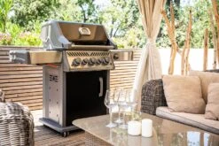 Napoleon Rogue SE 425 Gasgrill, Schwarz Mit Gussrosten - Hero Modell 2023 Inkl. Drehspieß - SMART Deal Inkl. Grillfürst Grill Control 39 Napoleon Rogue SE 425 Gasgrill, Schwarz Mit Gussrosten - Hero Modell 2023 Inkl. Drehspieß - SMART Deal Inkl. Grillfürst Grill Control -Party-Bbq Napoleon Gasgrill Rogue SE 425 Lifestyle Terasse
