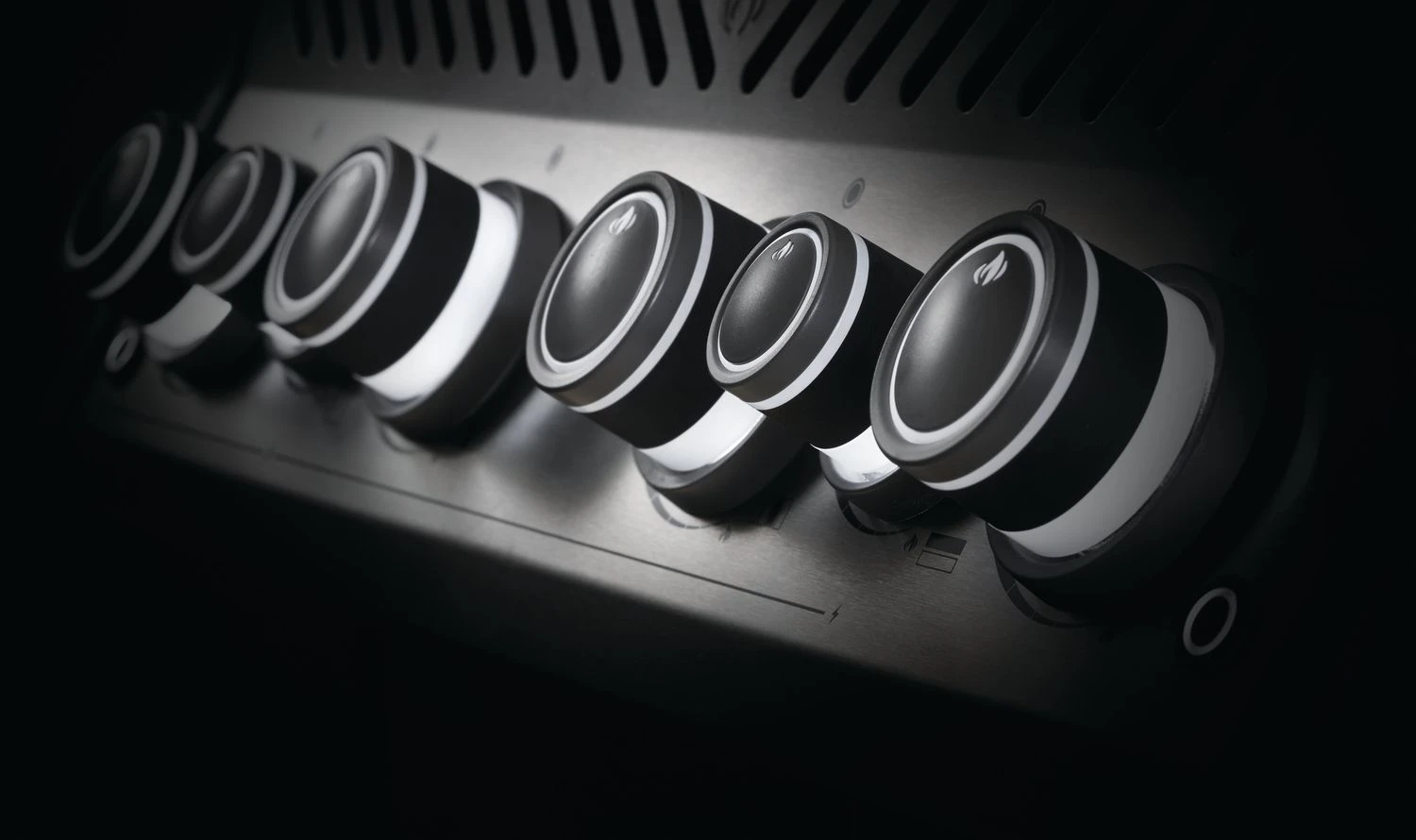 Napoleon Rogue SE 525 Gasgrill - All-black - Mit Sizzle Zone Und Heckbrenner - Grillfürst Edition Inkl. Grill Control Und Zubehörpaket - Smart Deal - Modell 2022 8 Napoleon Rogue SE 525 Gasgrill - All-black - Mit Sizzle Zone Und Heckbrenner - Grillfürst Edition Inkl. Grill Control Und Zubehörpaket - Smart Deal - Modell 2022 – Bild 8