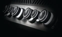 Napoleon Rogue SE 525 Gasgrill - All-black - Mit Sizzle Zone Und Heckbrenner - Grillfürst Edition - X-DEAL Inkl. Abdeckhaube, Gussplatte Und Drehspieß-Set - Modell 2022 -Party-Bbq Napoleon Gasgrill SE525 Drehregler beleuchtet 2