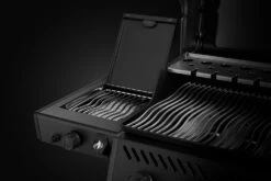 Napoleon Phantom Freestyle 425 Gasgrill, Mattschwarz - Mit Sizzle Zone Und Tür - Modell 2023 19 Napoleon Phantom Freestyle 425 Gasgrill, Mattschwarz - Mit Sizzle Zone Und Tür - Modell 2023 -Party-Bbq Napoleon Phantom Freestyle F425DSIBPK PHM Detail Side Burner