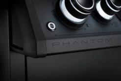 Napoleon Phantom Rogue SE 425 Gasgrill, Mattschwarz Mit Sizzle Zone Und Heckbrenner - Modell 2023 -Party-Bbq Napoleon Phantom Rogue RSE425SIBK 1PHM Detail Badge