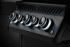 Napoleon Phantom Rogue SE 425 Gasgrill, Mattschwarz Mit Sizzle Zone Und Heckbrenner - Modell 2023 -Party-Bbq Napoleon Phantom Rogue RSE425SIBK 1PHM Detail Knobs