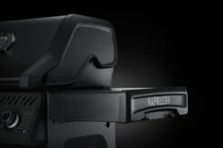 Napoleon Phantom Rogue SE 425 Gasgrill, Mattschwarz Mit Sizzle Zone Und Heckbrenner - Modell 2023 -Party-Bbq Napoleon Phantom Rogue RSE425SIBK 1PHM Detail Side Shelf