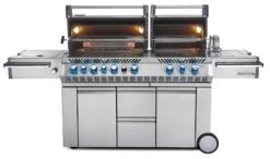 Napoleon Prestige Pro 825-3 Edelstahl Gasgrill Inkl. Drehspieß Und Bodenbeleuchtung - Modell 2023 - SMART Deal Inkl. Grillfürst Grill Control Mit Companion Device Und Einstichthermometer -Party-Bbq Napoleon Prestige Pro 825 Gasgrill offen