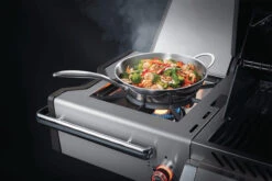 Napoleon Prestige Pro 825-3 Edelstahl Gasgrill Inkl. Drehspieß Und Bodenbeleuchtung - Modell 2023 - SMART Deal Inkl. Grillfürst Grill Control Mit Companion Device Und Einstichthermometer -Party-Bbq Napoleon Prestige Pro 825 Seitenbrenner Wok