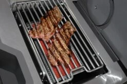 Napoleon Prestige Pro 665-3 Edelstahl Gasgrill Inkl. Drehspieß - Modell 2023 - SMART Deal Inkl. Grillfürst Grill Control Mit Companion Device Und Einstichthermometer -Party-Bbq Napoleon Prestige Pro Sizzle Zone Steaks
