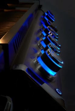 Napoleon Prestige Pro 665-3 Edelstahl Gasgrill Inkl. Drehspieß - Modell 2023 - SMART Deal Inkl. Grillfürst Grill Control Mit Companion Device Und Einstichthermometer -Party-Bbq Napoleon Prestige Pro beleuchtere Drehregler blau