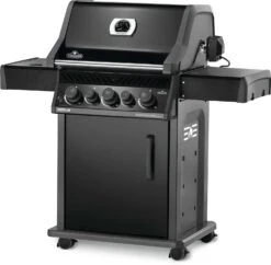 Napoleon Rogue 425 Gasgrill - All Black - Mit Seitenbrenner - Hero Modell 2023 Mit Heckbrenner Inkl. Drehspieß, Abdeckhaube Und Grillplatte -Party-Bbq Napoleon Rogue 425 Gasgrill Hero seitlich 2