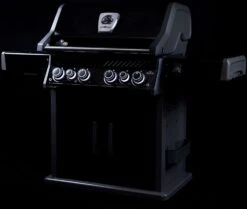 Napoleon Rogue SE 525 Gasgrill - All-black - Mit Sizzle Zone Und Heckbrenner - Grillfürst Edition - X-DEAL Inkl. Abdeckhaube, Gussplatte Und Drehspieß-Set - Modell 2022 -Party-Bbq Napoleon Rogue All Black limited 2