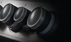 Napoleon Rogue SE 625 Gasgrill, Schwarz Mit Gussrosten, Sizzle Zone Und Heckbrenner - Modell 2023 -Party-Bbq Napoleon Rogue SE Drehknoepfe