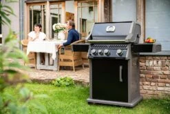 Napoleon Rogue XT 425 Gasgrill - All Black - Mit Sizzle Zone - Modell 2023 25 Napoleon Rogue XT 425 Gasgrill - All Black - Mit Sizzle Zone - Modell 2023 -Party-Bbq Napoleon Rogue XT 425 Gasgrill mit Sizzle Zone Lifestyle