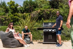 Napoleon Rogue XT 525 Gasgrill - All Black - Mit Sizzle Zone - Modell 2023 -Party-Bbq Napoleon Rogue XT 525 Gasgrill mit Sizzle Zone Lifestyle01