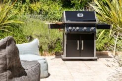 Napoleon Rogue XT 525 Gasgrill - All Black - Mit Sizzle Zone - Modell 2023 -Party-Bbq Napoleon Rogue XT 525 Gasgrill mit Sizzle Zone Lifestyle02