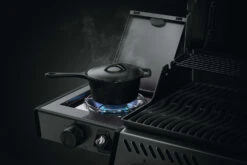 Napoleon Freestyle 365 Gasgrill, Graphit - Mit Seitenbrenner - Modell 2023 - X-DEAL Inkl. Abdeckhaube Und Gussplatte 37 Napoleon Freestyle 365 Gasgrill, Graphit - Mit Seitenbrenner - Modell 2023 - X-DEAL Inkl. Abdeckhaube Und Gussplatte -Party-Bbq Napoleon Seitenkocher Freestyle Pfannen Toepfe 2