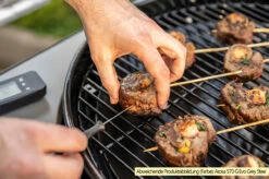 Outdoorchef Gas Kugelgrill Arosa 570 G Evo Black Style - Inkl. Blazing-/Cooking Zone Kit Plus Und Plancha -Party-Bbq Outdoorchef Arosa 570 G Evo emaillierter Grillrost