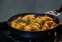 Outdoorchef Carbonstahl Pfanne Ø 24 Cm -Party-Bbq Outdoorchef Carbonstahl Pfanne 24cm Anwendung