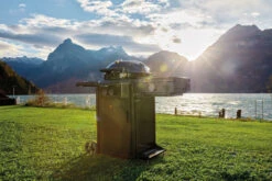 Outdoorchef Gas Kugelgrill Davos 570G Pro Mit Blazing Zone (Infrarotbrenner) & Abdeckhaube -Party-Bbq Outdoorchef Davos 570G Pro Blazing Zone Lifestyle