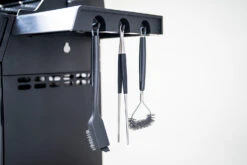 Outdoorchef Dualchef 425 G BZ Gasgrill Mit Blazing Zone Infrarotbrenner + DGS Gusseisen Grillrost 2 Stk.+ DGS Gemüse Grillrost 2 Stk. -Party-Bbq Outdoorchef Dualchef 425G BZ Detail Besteckhalter