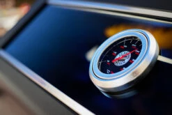 Rösle Videro G3-S VARIO+ Schwarz Gasgrill - FC Bayern Edition - Inkl. FC Bayern Abdeckhaube, Barbecue Grillzange Und Burgerpresse -Party-Bbq Roesle FC Bayern Gasgrill Logo Deckelthermometer 2