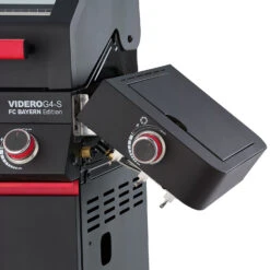 Rösle Videro G4-S VARIO+ Schwarz Gasgrill - FC Bayern Edition - Inkl. FC Bayern Abdeckhaube, Grillzange, Grillbürste Und Grillhandschuhe 31 Rösle Videro G4-S VARIO+ Schwarz Gasgrill - FC Bayern Edition - Inkl. FC Bayern Abdeckhaube, Grillzange, Grillbürste Und Grillhandschuhe -Party-Bbq Roesle Gasgrill Videro FC Bayern Detail Seitenablage