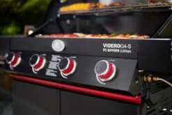 Rösle Videro G4-S VARIO+ Schwarz Gasgrill - FC Bayern Edition - Inkl. FC Bayern Abdeckhaube, Grillzange, Grillbürste Und Grillhandschuhe 33 Rösle Videro G4-S VARIO+ Schwarz Gasgrill - FC Bayern Edition - Inkl. FC Bayern Abdeckhaube, Grillzange, Grillbürste Und Grillhandschuhe -Party-Bbq Roesle Videro FC Bayern Edition Bedienblende G4 S