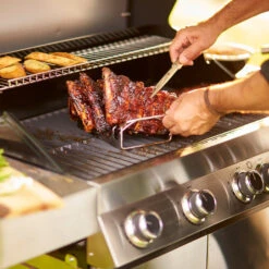 Rösle Gasgrill Videro G4 Edelstahl - Modell 2023 6 Rösle Gasgrill Videro G4 Edelstahl - Modell 2023 -Party-Bbq Roesle Videro G4 Edelstahl Gasgrill Station Mood 1