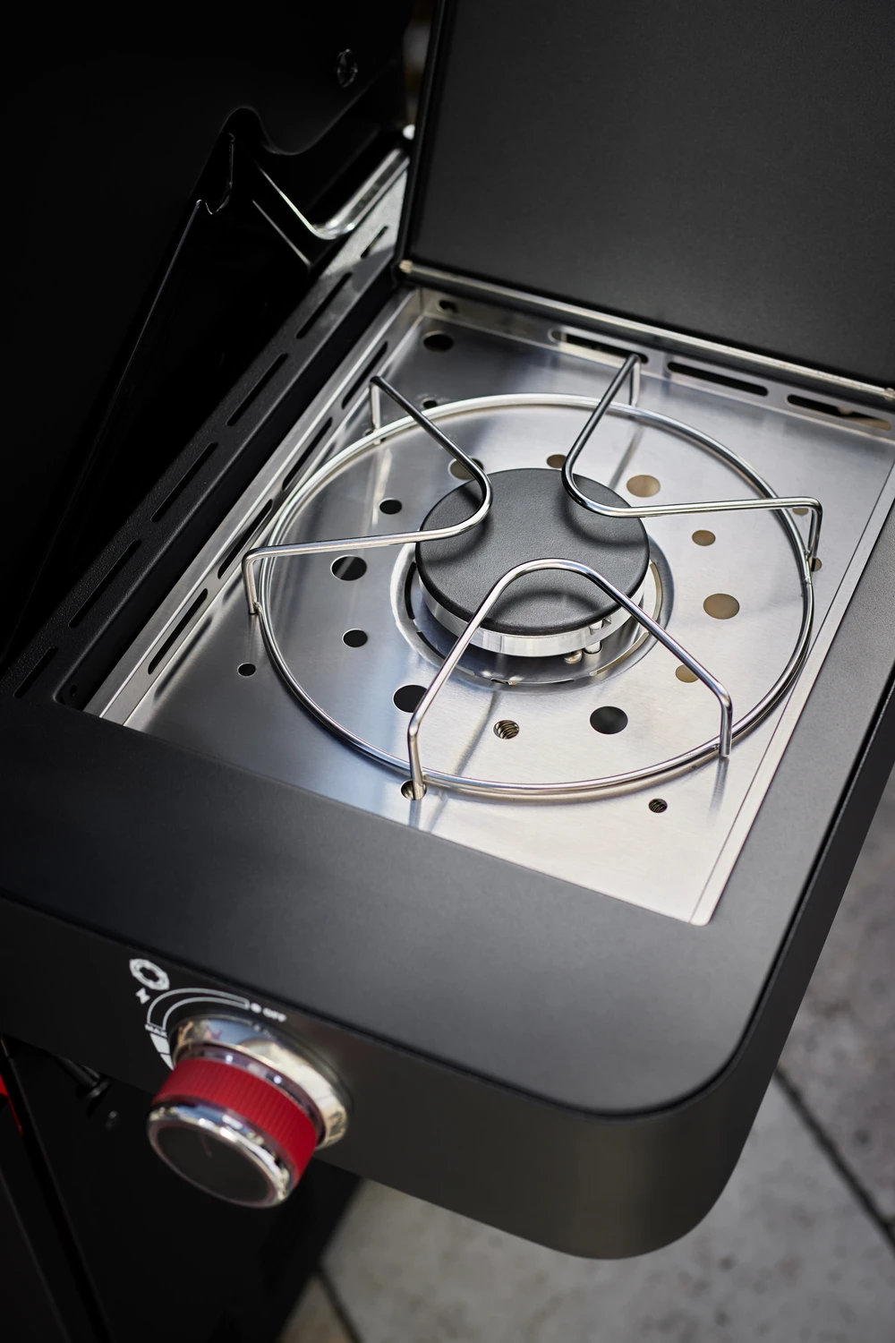 Rösle Videro G4-S VARIO+ Schwarz Gasgrill - FC Bayern Edition - Inkl. FC Bayern Abdeckhaube, Grillzange, Grillbürste Und Grillhandschuhe 16 Rösle Videro G4-S VARIO+ Schwarz Gasgrill - FC Bayern Edition - Inkl. FC Bayern Abdeckhaube, Grillzange, Grillbürste Und Grillhandschuhe – Bild 16