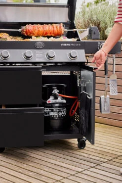 Rösle Gasgrill Videro Pro G4-S Vario+ Mattschwarz - Modell 2023 -Party-Bbq RoesleVidero Pro G4 S Detail Gasflasche Unterschrank