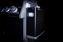 Napoleon Rogue SE 525 Gasgrill - All-black - Mit Sizzle Zone Und Heckbrenner - Grillfürst Edition Inkl. Grill Control Und Zubehörpaket - Smart Deal - Modell 2022 29 Napoleon Rogue SE 525 Gasgrill - All-black - Mit Sizzle Zone Und Heckbrenner - Grillfürst Edition Inkl. Grill Control Und Zubehörpaket - Smart Deal - Modell 2022 -Party-Bbq Seitenablage abgeklappt all black 1