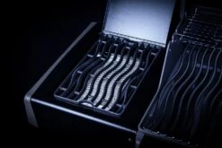 Napoleon Rogue SE 525 Gasgrill - All-black - Mit Sizzle Zone Und Heckbrenner - Grillfürst Edition - X-DEAL Inkl. Abdeckhaube, Gussplatte Und Drehspieß-Set - Modell 2022 -Party-Bbq Sizzle Zone All Black 2