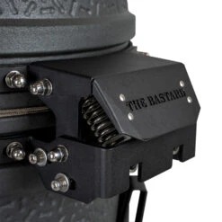 The Bastard Keramikgrill VX Medium - Complete - Schwarz Matt - Modell 2023 18 The Bastard Keramikgrill VX Medium - Complete - Schwarz Matt - Modell 2023 -Party-Bbq The Bastard VX Medium Detail Deckelschanier