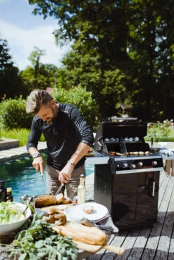 Outdoorchef Dualchef 325 G Gasgrill Mit Seitenkocher + BLAZING ZONE Infrarotbrenner + DGS Gusseisen Grillrost 2 Stk. + DGS Gemüse Grillrost 2 Stk. -Party-Bbq outdoorchef dualchef 325 g garten 18 700 02 1