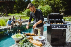 Outdoorchef Dualchef 325 G Gasgrill Mit Seitenkocher + BLAZING ZONE Infrarotbrenner + DGS Gusseisen Grillrost 2 Stk. + DGS Gemüse Grillrost 2 Stk. -Party-Bbq outdoorchef dualchef 325 g grillparty 18 700 0 1